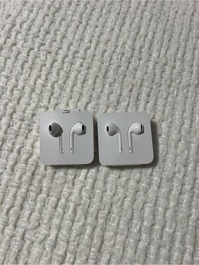 Apple White Wired Earbuds 2 sets